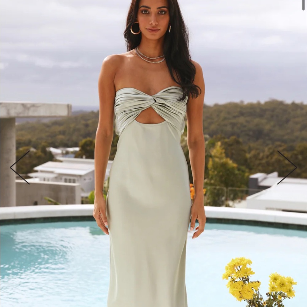 Brand new , strapless gown ! Beautiful on !